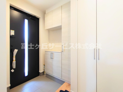 【玄関】 | 豊川市金屋本町2丁目 新築一戸建て 2号棟 | 収納もある玄関です