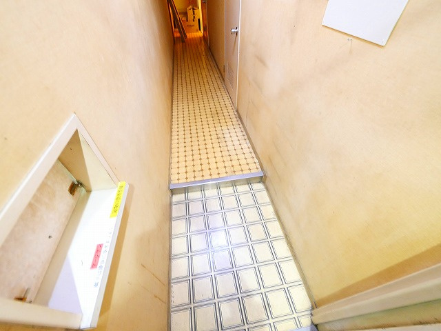 もちいどの林ビルの玄関