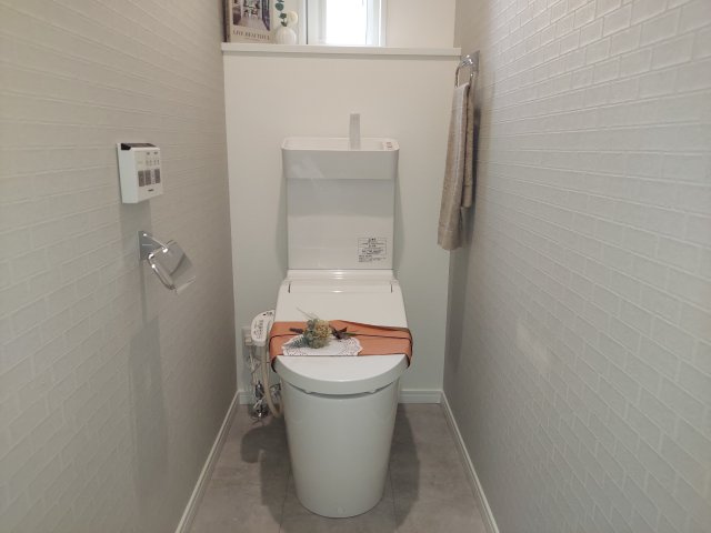 宝塚市山本西3丁目新築一戸建のトイレ|1階トイレ　温水洗浄便座付き