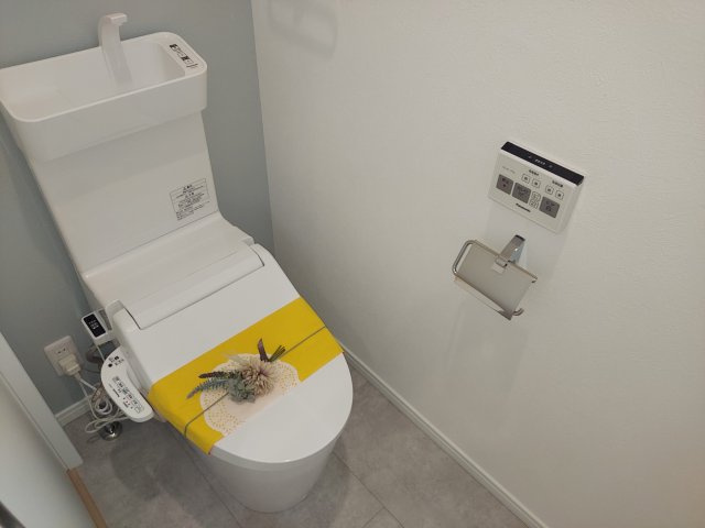 宝塚市山本西3丁目新築一戸建のトイレ|2階トイレ　温水洗浄便座付き