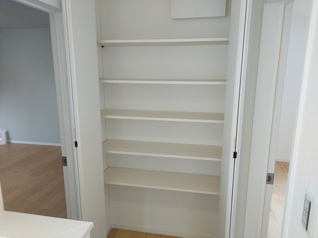 宝塚市山本西3丁目新築一戸建の収納|2階ホール収納