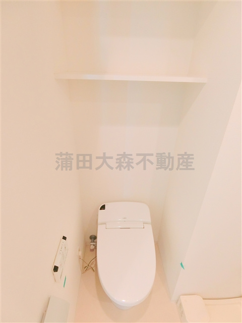 クレヴィスタ大森西のトイレ|棚と温水暖房便座付きのトイレ