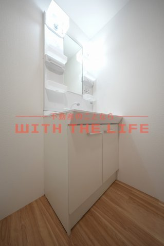 Garage House KAMITSU【キャンペーン対象物件】の独立洗面台|朝の支度にも助かる、独立の洗髪洗面化粧台