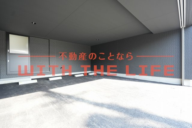 Garage House KAMITSU【キャンペーン対象物件】の駐車場|車をお持ちの方に嬉しい駐車場付きの物件です