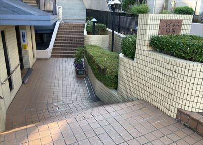 【庭】 | ハイネス町田 | 物件によっては、入居者が個人的に使用できる専用庭がついているものもあります。また、住宅の中にある土間の部分を庭と呼ぶこともあります。庭の用途は住む人によって変わり、それによってデザインもさまざまです。