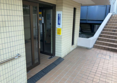 【エントランス】 | ハイネス町田 | マンションのエントランスには、もともと風よけや防犯の役割がありますが、マンションによって宅配ボックスなどの設備が備わっている所もあります。日々の生活をイメージしながら生活しやすさをチェックしましょう。