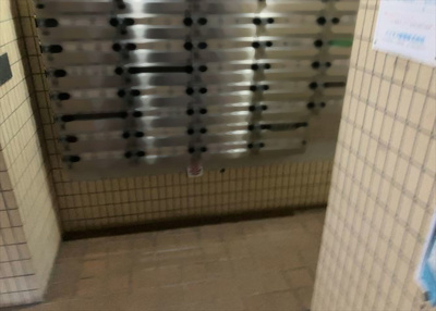 【設備】 | ハイネス町田 | エントランス付近に設置されている集合ポストは、住んでいる部屋と離れているため、ポストをあさるなど誰かに何かされていても被害に気づきにくいです。入居する時には他人に特定されにくい番号で鍵をかけましょう！