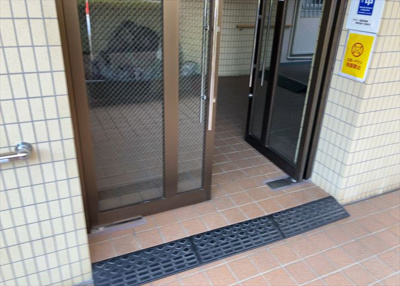 【防犯設備】 | ハイネス町田 | 室内の防犯設備もチェックしましょう！モニター付きインターホンが設置されているか、防犯シャッターが設備されているか、ベランダに人が上がってきにくい高さかなどチェックしておくと入居後も安心できるでしょう。