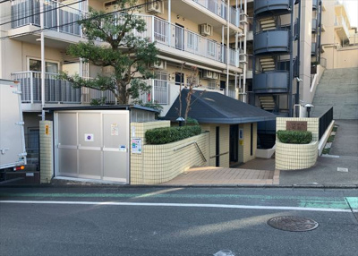 【外観】 | ハイネス町田 | 隣家の土地はどうなっているのか、生活利便施設が近くにあるのか、学校まで近いかなど、お客様のライフスタイルにあわせたイメージが重要です。また、近くにあると困る施設が近くにないかも確認するといいでしょう。