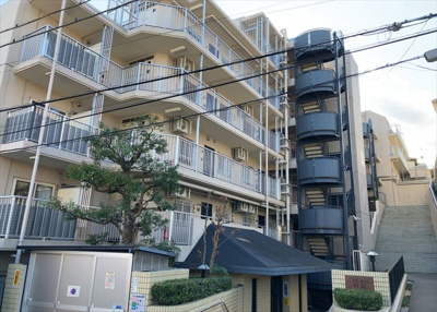 【現況写真】 | ハイネス町田 | 眺望の良さを楽しめるダイニングキッチンで家族団らんの時間を過ごしてはいかがでしょうか。バルコニーから見える景色を家族で眺める時間は、時間が経つのを忘れてしまいそうですね。是非、現地を見に行きましょう！