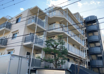 【現況写真】 | ハイネス町田 | 道幅が広い場所は日当たりや風通が良好です。幅が広いのですれ違いも可能ですし大きな車でも駐車可能！一方で、大型車が通ることも多くなるため交通量の増加により騒音に繋がります。また土地の値段が高くなります。