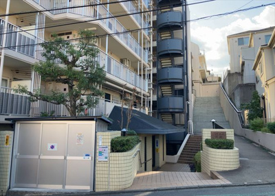 【構造・工法・仕様】 | ハイネス町田 | ＲＣ造、Reinforced Concreteは直訳すると補強されたコンクリートです。主に柱や梁・床・壁が鉄筋とコンクリートで構成おり、鉄筋を組んだ型枠にコンクリートを流し込んで固めたものを指します。