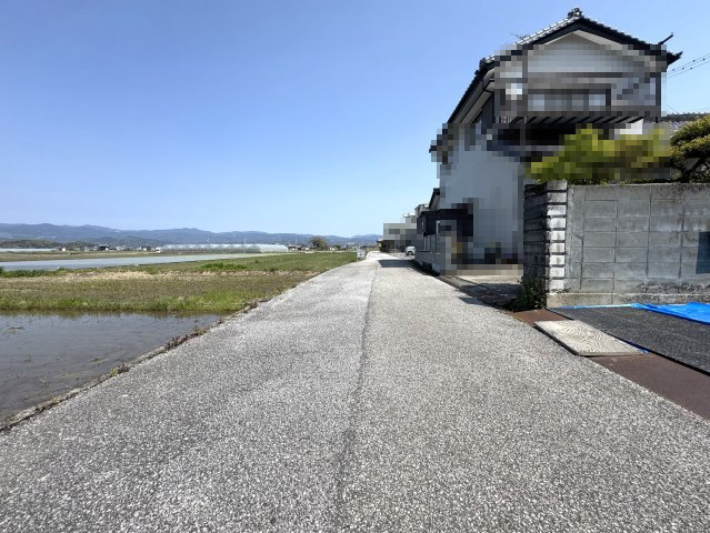 南国市田村乙の前面道路含む現地写真|北向きを撮影。本物件は画像右側です。