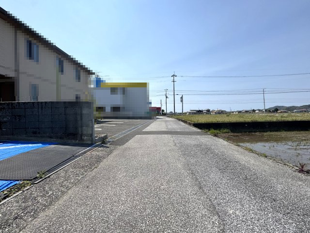 南国市田村乙の前面道路含む現地写真|南向きを撮影。本物件は画像右側です。突き当りが国道55号線・南国バイパスです。