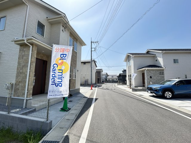 新築　前橋市後家町5棟　Blooming　Garden　１号棟の前面道路含む現地写真|現地写真　分譲地内6ｍ　北側接道幅員約3ｍ　東側接道幅員約4.8ｍ