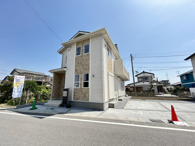 新築　前橋市後家町5棟　Blooming　Garden　１号棟の前面道路含む現地写真|現地写真　駐車スペースは並列2台分可能です！
