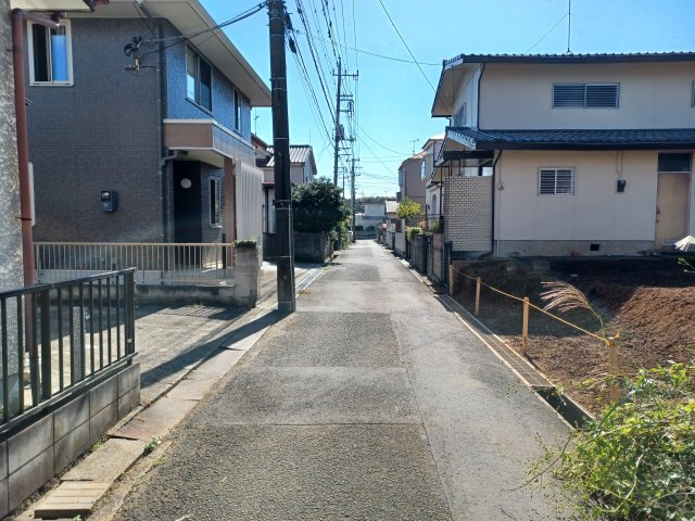 東松山市東平 土地30坪の前面道路含む現地写真|東側幅員約4ｍ公道に約8.2ｍ接す