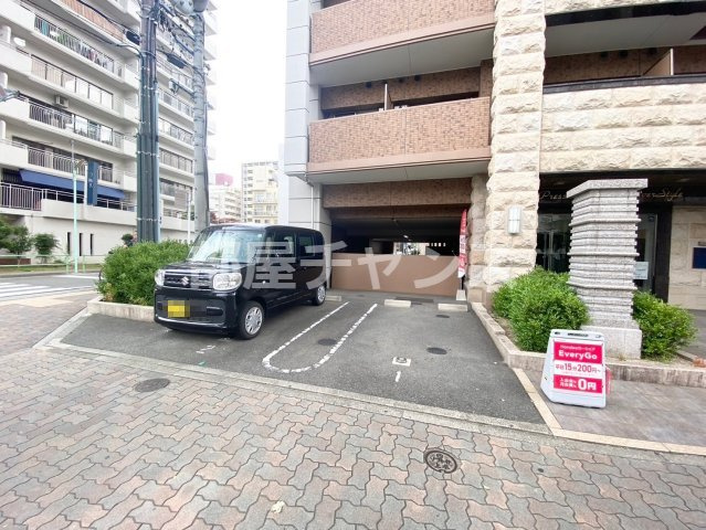 プレサンスSAKAEリバースタイルの駐車場