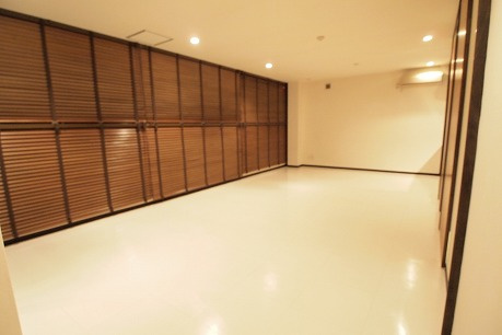 STYLE9の居間・リビング|広いリビング。窓にはブラインド付です♪