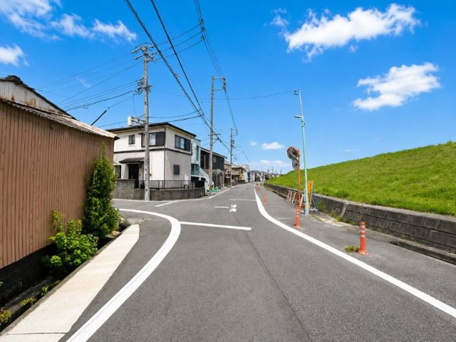 【前面道路含む現地写真】の画像