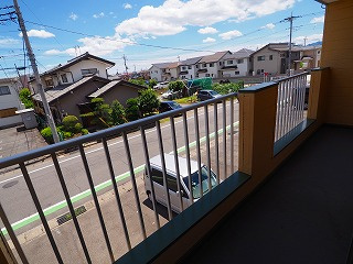 グリーンヴィレッヂのバルコニー|暖かな日差しのふりそそぐバルコニー