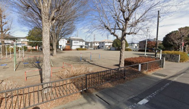 高崎市東貝沢町３丁目のアパートの周辺|向かいに公園があります。