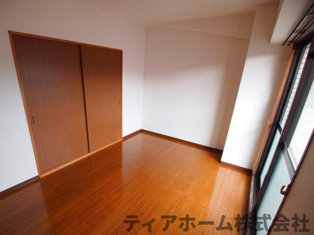 香芝市関屋の賃貸マンションの洋室|使い勝手のいい洋室です