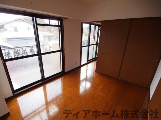 香芝市関屋の賃貸マンションの洋室|落ち着いた色調の洋室です