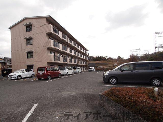 香芝市関屋の賃貸マンションの駐車場