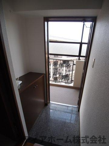 香芝市関屋の賃貸マンションの玄関|明るい玄関です