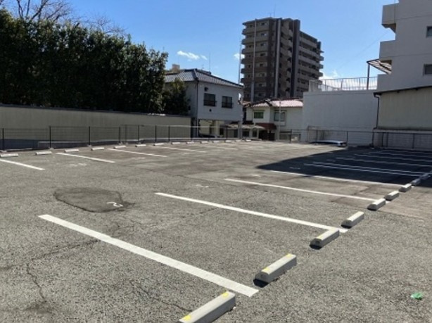Le Grandeur阿賀中央の駐車場