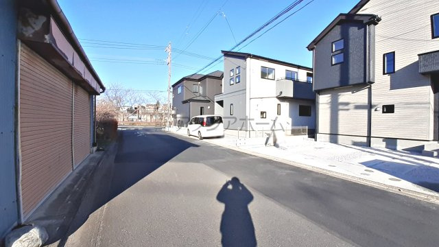 飯能市征矢町・全7棟　新築一戸建　1号棟の前面道路含む現地写真