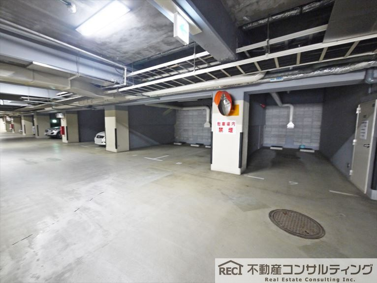 コスモ本山の駐車場