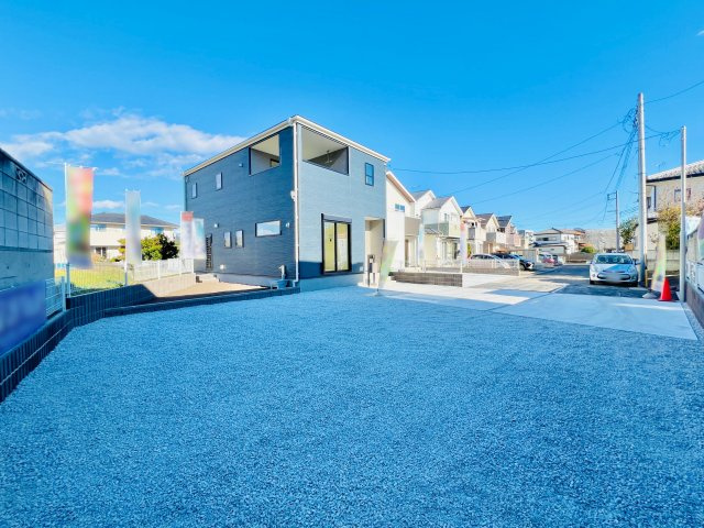 高崎浜尻町の前面道路含む現地写真|駐車スペースを確保しながらも、南側のお庭で家庭菜園も実現♪
