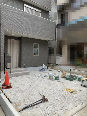 港町　新築一戸建ての駐車場