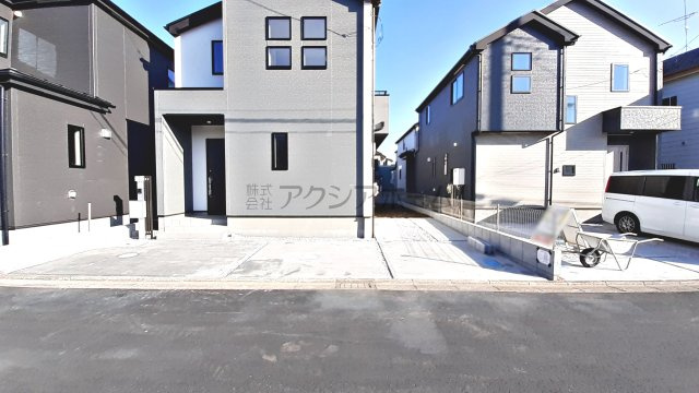 飯能市征矢町・全7棟　新築一戸建　2号棟の駐車場|〈全棟カースペース2台標準〉通勤やレジャーなど、ライフスタイルを広げてくれるカースペース2台分を確保しています。