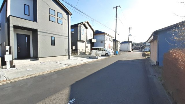 飯能市征矢町・全7棟　新築一戸建　2号棟の前面道路含む現地写真|前面道路は約6ｍとゆとりがあります