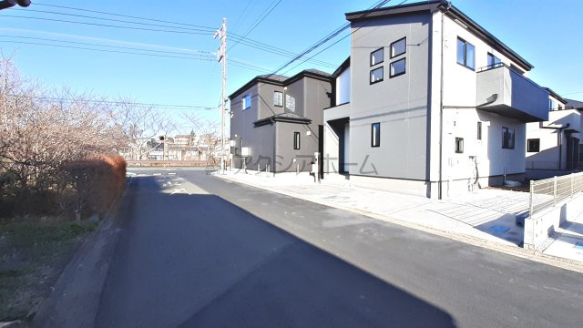 飯能市征矢町・全7棟　新築一戸建　2号棟の前面道路含む現地写真|前面道路は約6ｍとゆとりがあります