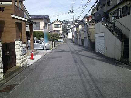 安芸郡府中町清水ケ丘　新築一戸建ての前面道路含む現地写真