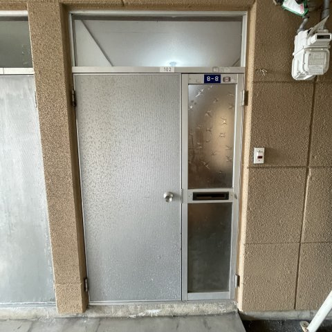 孝武マンションの玄関