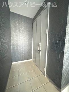 【玄関】 | 大垣市和合新町！築3年中古住宅！ビルトインガレージ2台分！小野小学校まで徒歩5分！ | 大垣市和合新町！築3年中古住宅！ビルトインガレージ2台分！小野小学校まで徒歩5分！