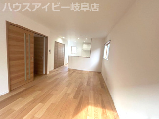 【居間・リビング】 | 大垣市和合新町！築3年中古住宅！ビルトインガレージ2台分！小野小学校まで徒歩5分！ | 大垣市和合新町！築3年中古住宅！ビルトインガレージ2台分！小野小学校まで徒歩5分！