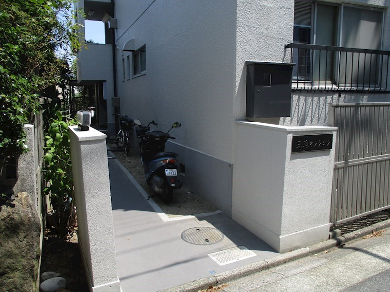三進マンションのエントランス