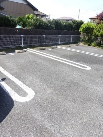 カーサ　ラウレールⅠの駐車場|車をお持ちの方に嬉しい駐車場付きの物件です