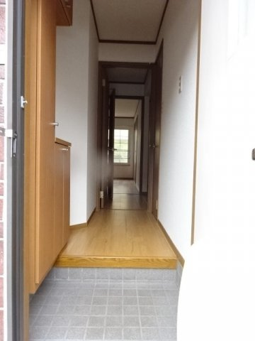 カーサ　ラウレールⅠの玄関|明るい玄関です