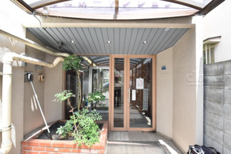 【エントランス】 | お客様を、そして住人を出迎えてくれるマンションのエントランス。ゴミが落ちていないことからも、管理状態の良さや住民の節度の高さが見て取れます。～即日のご見学可能～　お問合せはお気軽にどうぞ。