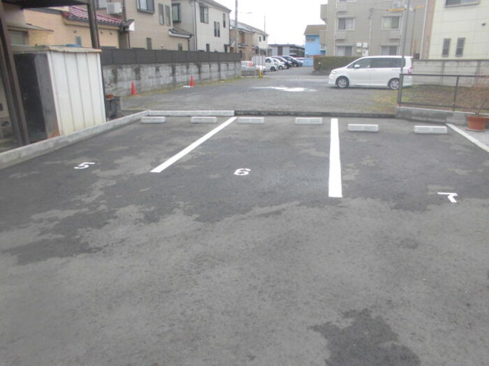 ボヌール末広の駐車場
