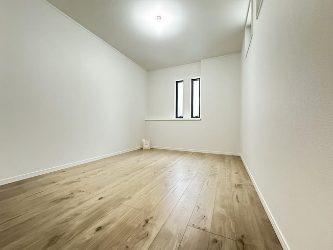 【洋室】 | トラストステージ×カラーズ　新座市野火止6丁目50期　全1棟 | ファミリーに嬉しい3LDK＋Sのゆとりある住空間です。
※画像にはオプション商品も含まれております。