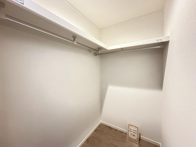 【収納】 | トラストステージ×カラーズ　新座市野火止6丁目50期　全1棟 | オープン型のウォークインクローゼットは扉開閉分のスペースも不要で、さらに湿気がこもりにくく衣類や革製品などの保管も安心です。
※画像にはオプション商品も含まれております。