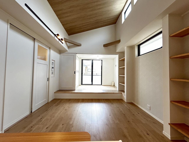 【居間・リビング】 | トラストステージ×カラーズ　新座市野火止6丁目50期　全1棟 | 小上がり和室や勾配天井でメリハリのある空間を演出。
※画像にはオプション商品も含まれております。